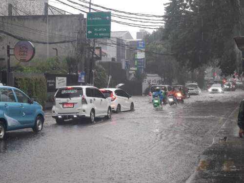 Foto: Jalan tergenang diguyur hujan deras.