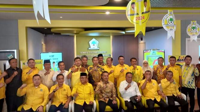 Foto: Musa Rajekshah alias Ijeck bersama 10 Cakada penerima surat rekomendasi Golkar untuk Pilkada 2024 di Sumut. foto: Ist