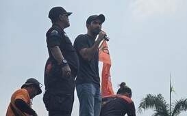 Reza Rahadian meminta publik untuk tetap mengawal polemik revisi UU Pilkada oleh DPR RI. (CNN Indonesia/Taufiq Hidayatullah)