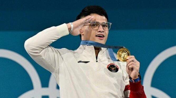 Foto: Rizki Juniansyah raih medali emas Olimpiade Paris.