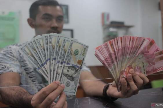 Foto: Rupiah rontok 0,28 persen ke Rp15.643 per dolar AS pada Jumat (23/5) pagi imbas kekhawatiran pasar atas polemik dan demo menentang revisi UU Pilkada.