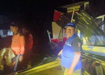 Hujan-Angin Kencang Terjang Labura, Pohon Tumbang Timpa Bangunan