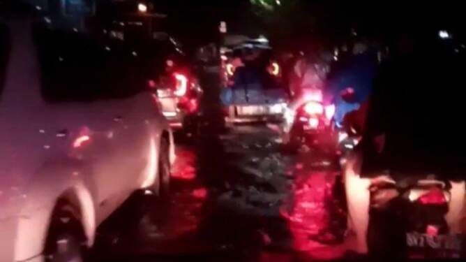 Foto: Kemacetan di Jalan Letda Sujono Medan akibat banjir.