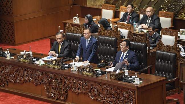 Foto: DPR Batal Sahkan RUU Pilkada, Pilkada 2024 Ikuti Putusan MK