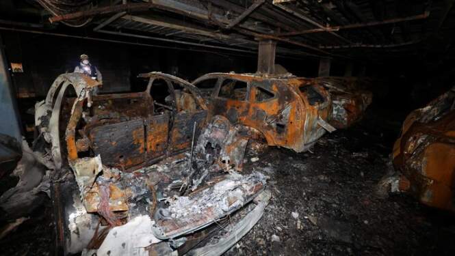 Foto: Kebakaran mobil listrik di Korsel (via REUTERS/YONHAP NEWS AGENCY)