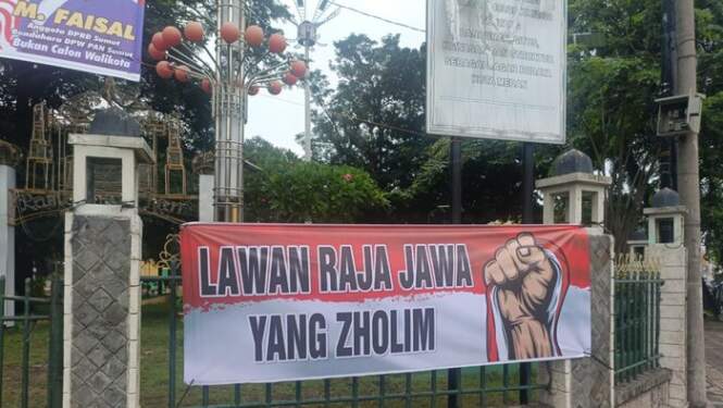 Foto: Spanduk Lawan Raja Yang Zalim muncul di Medan.