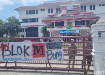 Spanduk “Blok Medan” Bertengger di Pagar Kantor Wali Kota Medan