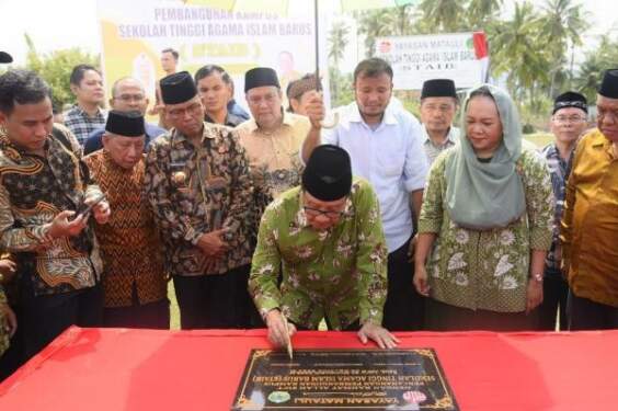 Foto: Ketua Pembina Yayasan MATAULI Akbar Tandjung menandatangani prasasti peletakan batu pertama pendirian kampus STAIB