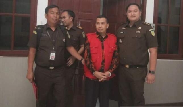 Ketua STKIP Al Maksum Dr Muhammad Sardi (mengenakan rompi) tersangka korupsi pemotongan biaya hidup PIP ditahan Kejati Sumut.