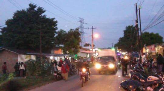 Foto: Warga menyaksikan keributan yang terjadi.