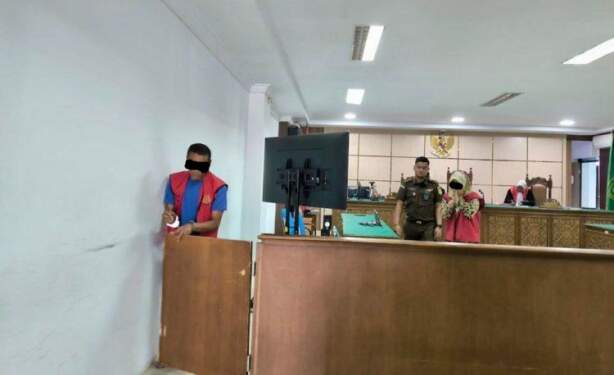 Foto: Dua terdakwa kasus eksploitasi anak usai menjalani persidangan. Foto: AJNN/Tati Firdiyanti.