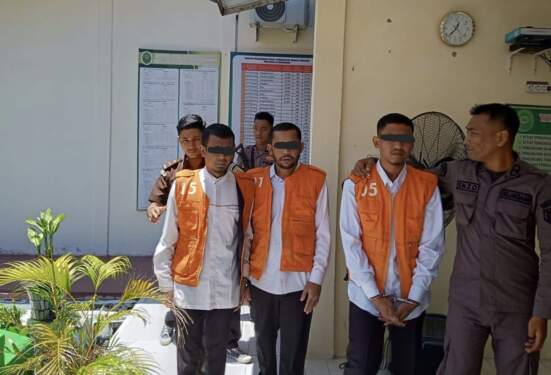 Foto: Tiga terdakwa narkoba mengikuti persidangan di Pengadilan Negeri Bireuen, Aceh, Kamis (8/8/2024).