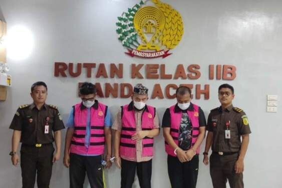 Tiga tersangka dugaan tindak pidana korupsi saat dititipkan di Rutan Kelas IIB Banda Aceh di Aceh Besar, Senin (12/8/2024).
