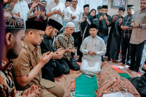 Foto: Wali Kota Medan Bobby Nasution saat melayat Ustaz Sampan di rumah duka Jalan Pendidikan, Krakatau Kota Medan, Senin (26/8/2024) siang.