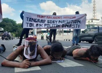 Massa Demo di Depan Kantor Wali Kota Medan Tolak Politik Dinasti