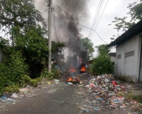 Foto: Warga Desa Helvetia blokir jalan.