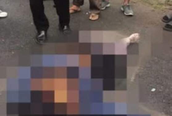 Foto: Korban laka lantas yang meninggal di TKP sebelum dievakuasi ke rumah sakit.