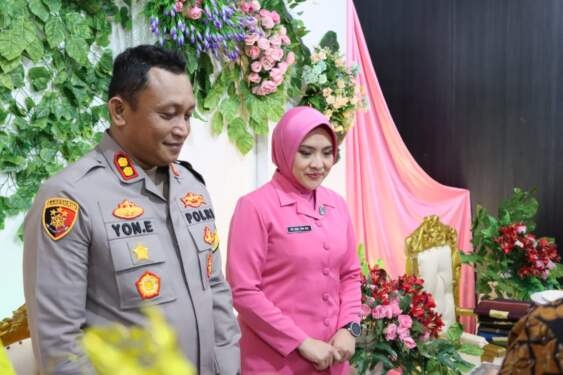 Kepala Polres Tanjungbalai AKBP Yon Edi Winara (kiri).