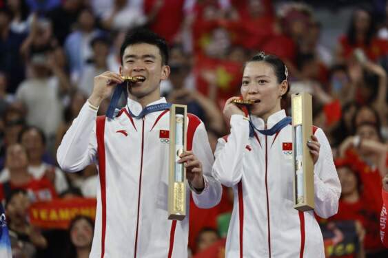 Foto: Zheng/Huang sempurnakan gelar setelah meraih emas Olimpiade Paris.