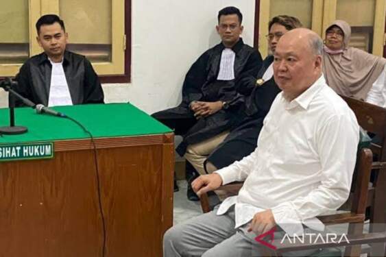 Foto: Terpidana Mujianto ketika menjalani persidangan di Pengadilan Tipikor pada Pengadilan Negeri Medan. (ANTARA/Aris Rinaldi Nasution)