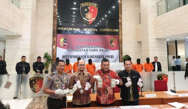 Foto: Bareskrim Polri tangkap delapan tersangka produksi uang palsu.