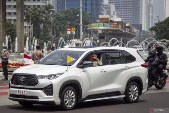 Foto: Paus Fransiskus melambaikan tangan saat melintasi kawasan Bundaran HI, Jakarta, Selasa (3/9/2024).
