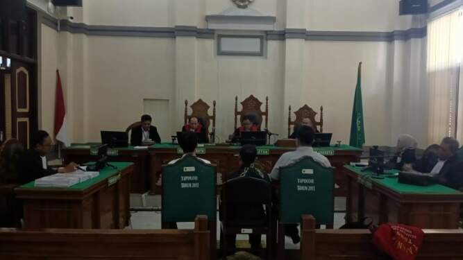 Foto: Tiga terdakwa korupsi proyek jalan Sirombu Nias Barat mendengarkan tuntutan JPU dalam sidang di Pengadilan Tipikor Medan di gedung Pengadilan Negeri Medan.