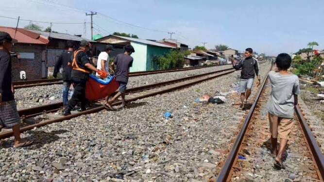 Foto: Jenazah Dodo boru Panjaitan korban tabrak kereta api saat dievakuasi.