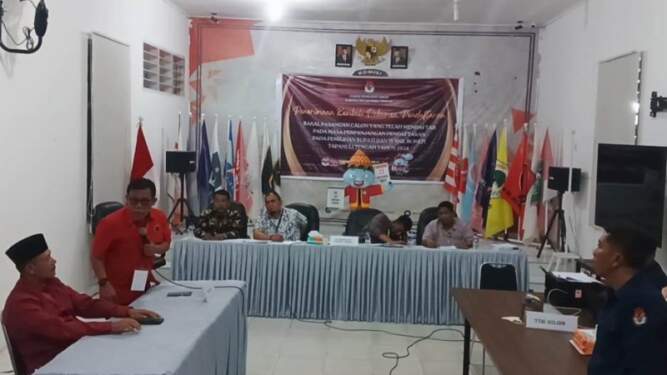 Foto: Bacalon Bupati Tapteng, Masinton Pasaribu mengungkapkan kekesalannya di hadapan komisioner KPU Tapteng.