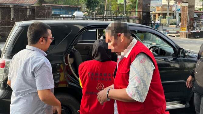 Foto: Kedua terdakwa mantan Kalak BPBD Deli Serdang, Amos F Karo-Karo dan bendaharanya, Era Rahmawati memakai rompi tahanan.