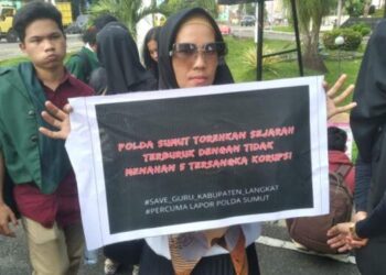 Ratusan Guru Honorer Desak Poldasu Tahan Kadisdik dan BKD Langkat
