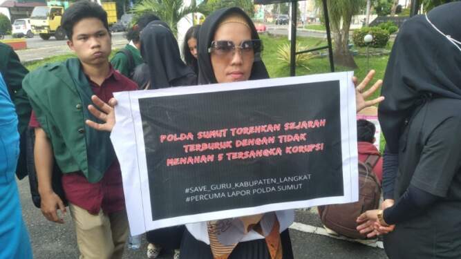 Foto: Sejumlah guru yang menggelar aksi meminta kasus dugaan korupsi PPPK Langkat segera dituntaskan dengan menangkap para tersangkanya.