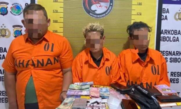 Foto: Tiga tersangka pengedar narkoba dan barang bukti.