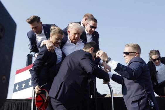 Foto: Pengawal mengamankan Donald Trump.