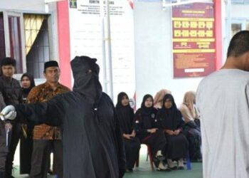 9 Pemain Judi Online di Aceh Barat Dihukum Cambuk