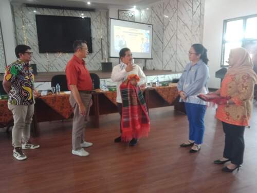 Foto: Abdul Haris Lubis memberikan cenderamata berupa ulos kepada Plh Kadisdik Jawa Barat M Ade Afriandi dan Firman Oktora (paling kiri) disaksikan Juwita Iranita Lumbangaol (dua dari kanan), usai dibukanya Workshop TDFE, Jumat (20/09/2024). (seputarsumut/asril tanjung)