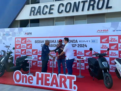 Foto: Manager Marketing Astra Motor Nusa Tenggara Barat, Chrystian David menyerahkan unit kunci sepeda motor listrik Honda EM1 e: secara simbolis kepada Direktur Utama PT MGPA Nusantara Jaya, Priandhi Satria dan disaksikan oleh General Manager The Mandalika Wahyu Moerhadi Nugroho di Pertamina Mandalika International Street Circuit pada Selasa (17/9).(Istimewa)