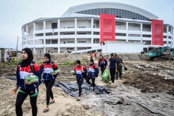 Akses jalan berlumpur menuju arena voli PON.