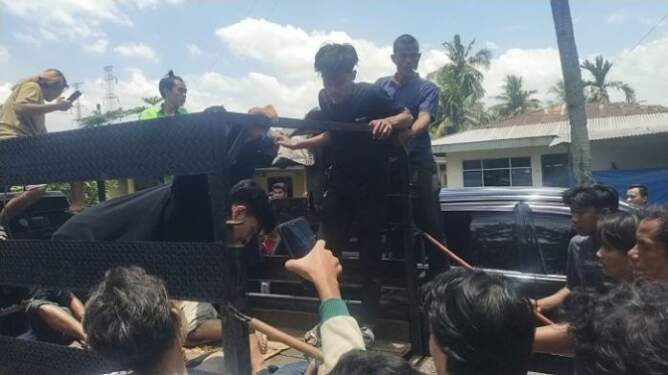 Foto: Ketiga pelaku pencurian mobil saat diamankan warga.