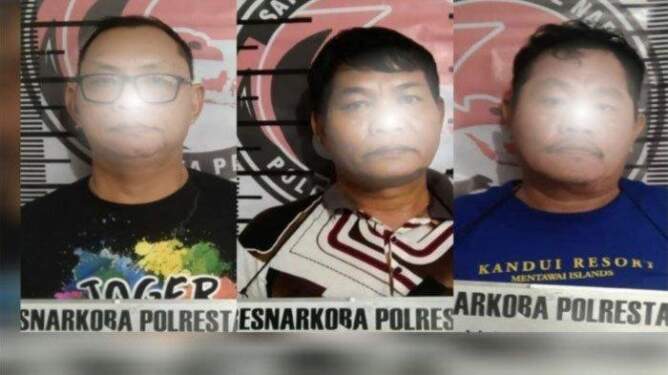 Foto: Polisi mengamankan tiga anggota DPRD Kabupaten Kepulauan, Mentawai, Sumatera Barat karena pesta sabu di sebuah hotel di Padang.