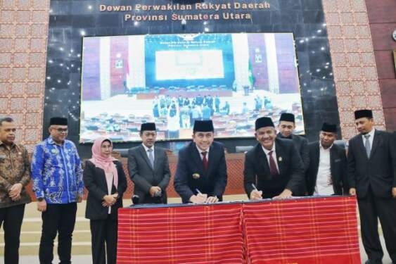 Penandatanganan keputusan bersama DPRD dan Gubernur Sumut terhadap Ranperda Perubahan APBD 2024 dan APBD 2025 di Gedung Paripurna DPRD Sumut, Medan, Jumat (13/9/2024). Diskominfo Sumut