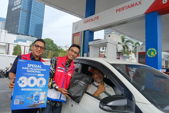 Foto: Hari Pelanggan Nasional ini, kami dari Pertamina Patra Niaga Regional Sumbagut mengapresiasi pelanggan dengan menyapa pelanggan di SPBU.(Dok:Pertamina Sumbagut)