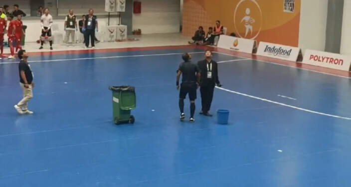 Foto: Wasit menghentikan laga futsal Sumut vs DKI akibat GOR Disporasu bocor. Sumber : Istimewa