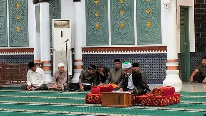 Foto: Bakal calon Wagub Aceh, Yusuf A Wahab Tu Sop saat mengikuti tes baca Al-Qur'an.