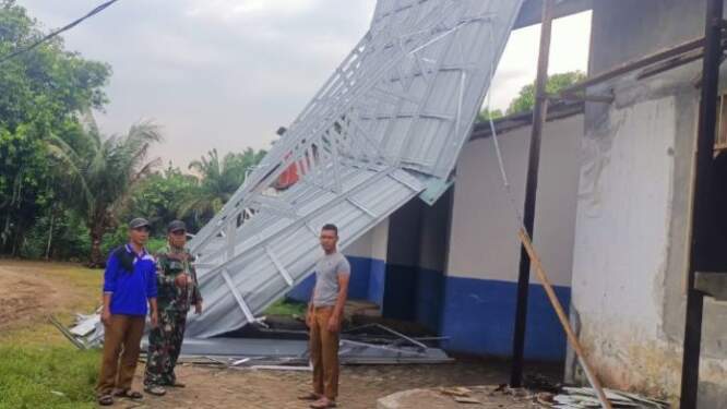 Foto: Kerusakan bangunan akibat puting beliung.