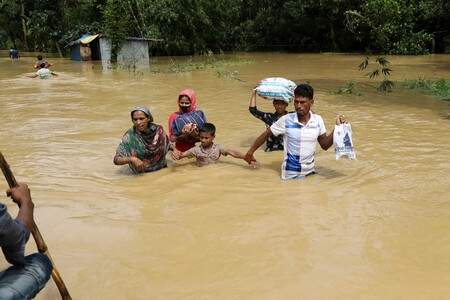 Foto: Evakuasi warga yang terdampak banjir di Chagalnaya, Feni, Bangladesh.