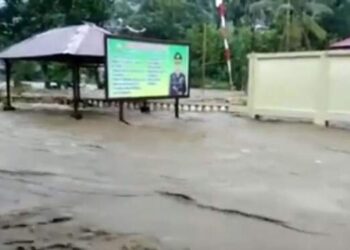 Banjir Bandang Terjang Kantor Polsek di Madina hingga Tahanan Dievakuasi