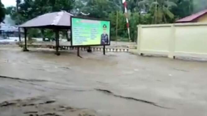 Foto: Tangkapan layar banjir bandang di akibat luapan Sungai Sioru Oru di Kelurahan Muarasoma, Batang Batal, Mandailing Natal, Sumatera Utara. (Foto: iNews/Ahmad Husein Lubis)