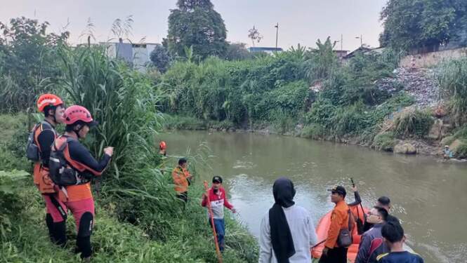 Foto: Basarnas saat mencari korban.