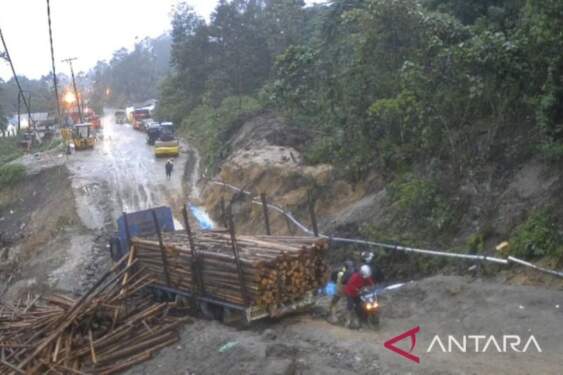 Foto: Sebuah Truk angkut kayu terkapar dan menyebabkan akses lalu lintas di ruas Jalan Lintas Sumatera Utara di Sipirok, Tapanuli Selatan putus total, dan tidak bisa dilewati kendaraan bermesin khusus roda 4 ke atas, Senin (16/9). (ANTARA/kodir)